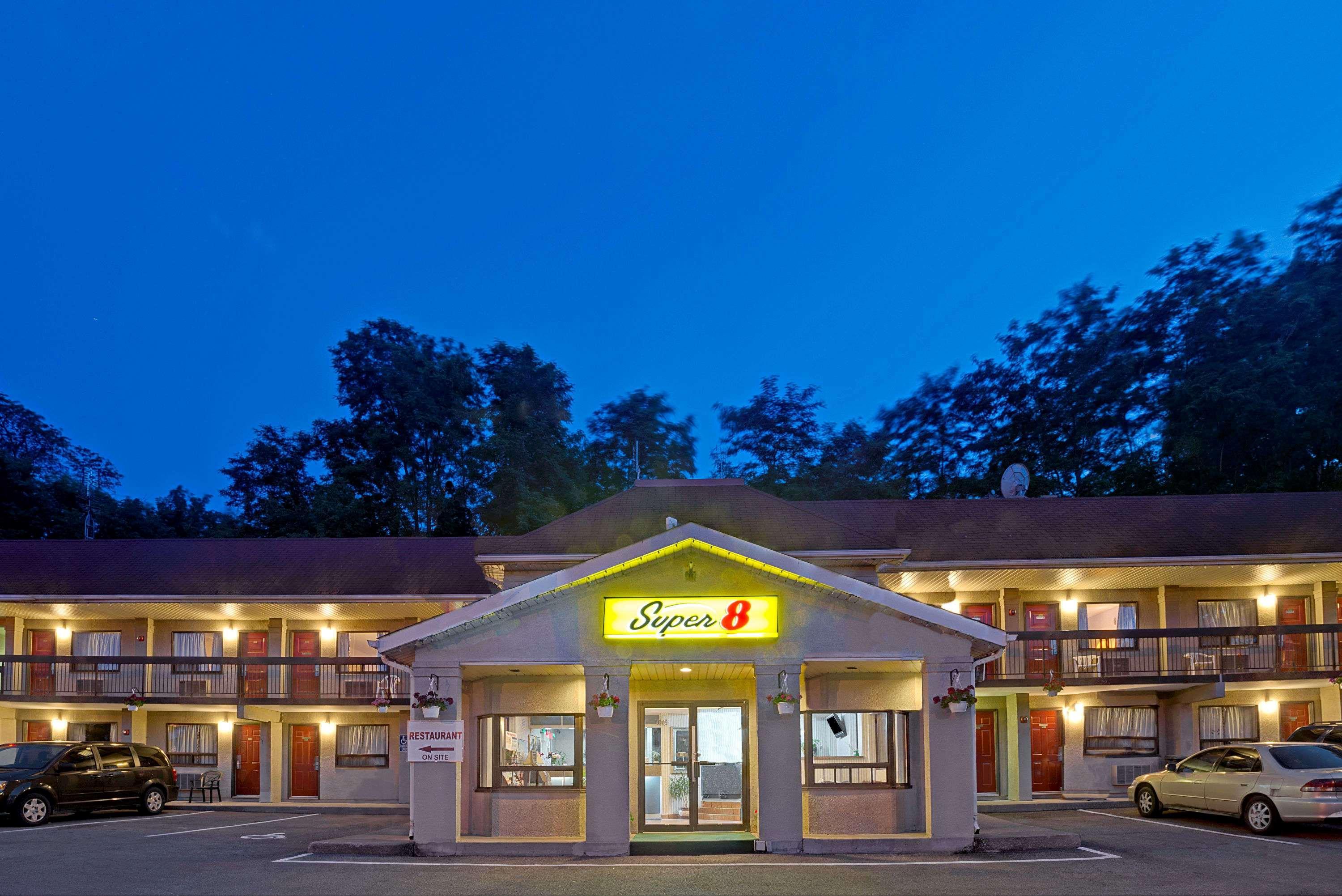 Super 8 By Wyndham Niagara Falls North Exterior photo
