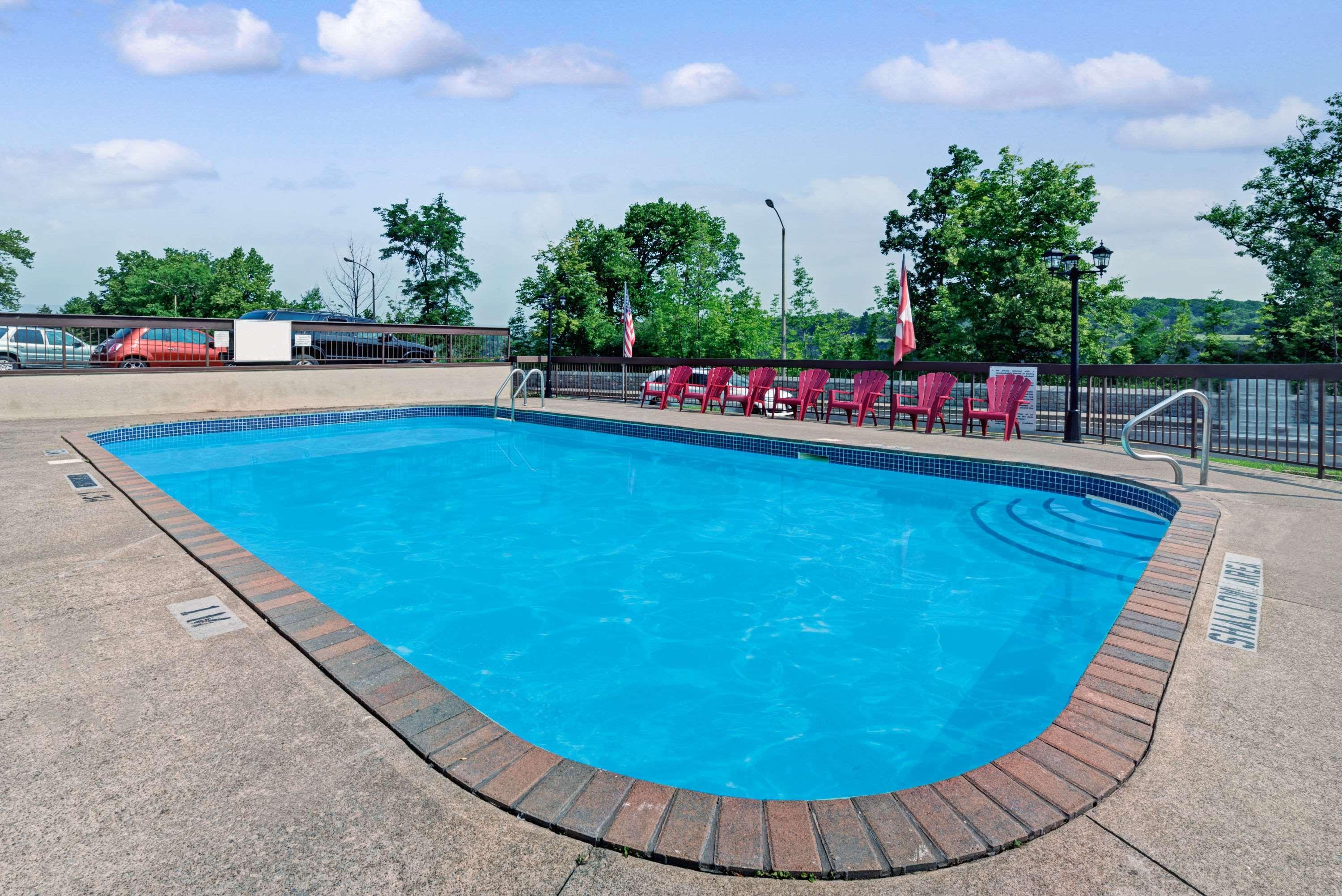 Super 8 By Wyndham Niagara Falls North Exterior photo