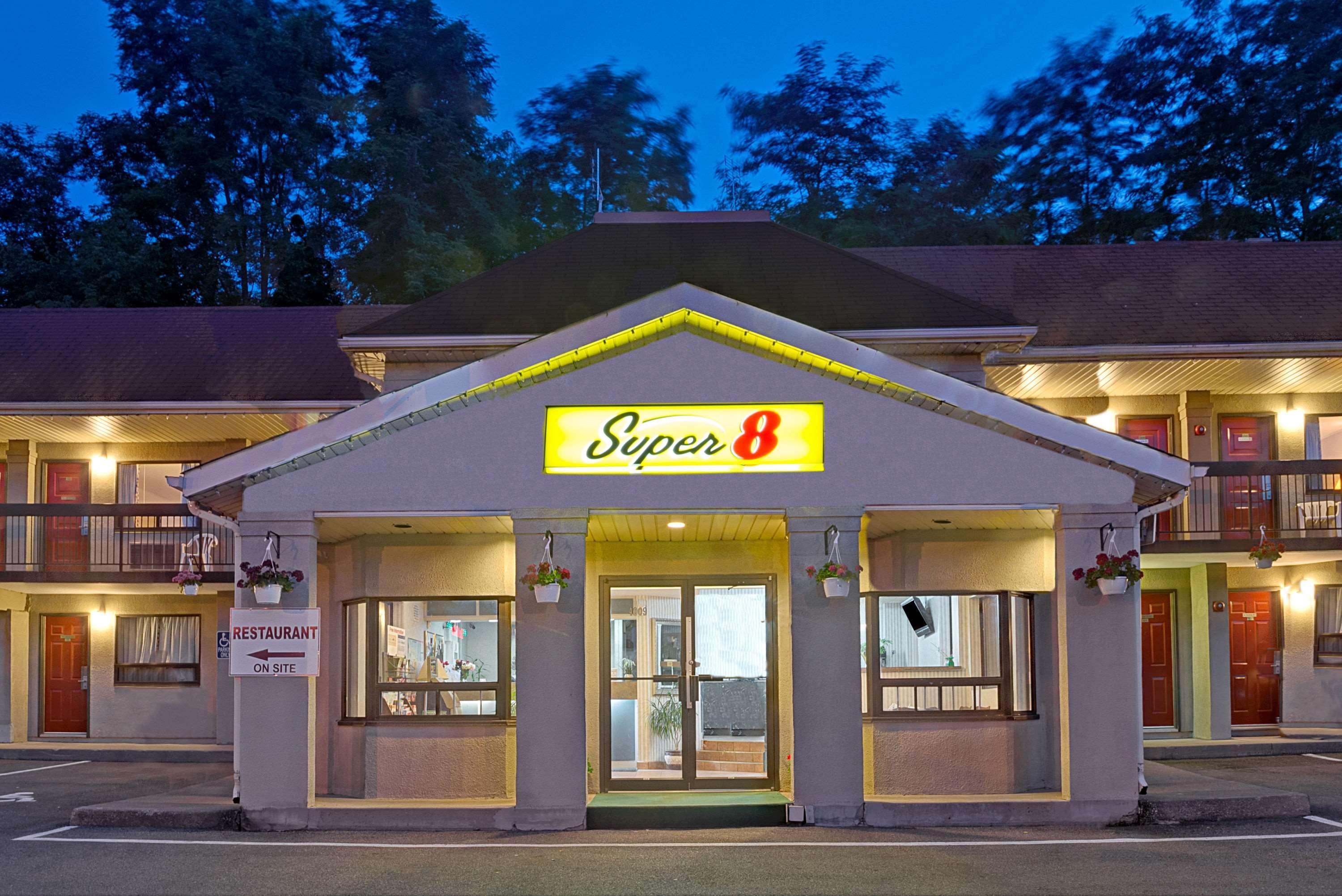 Super 8 By Wyndham Niagara Falls North Exterior photo