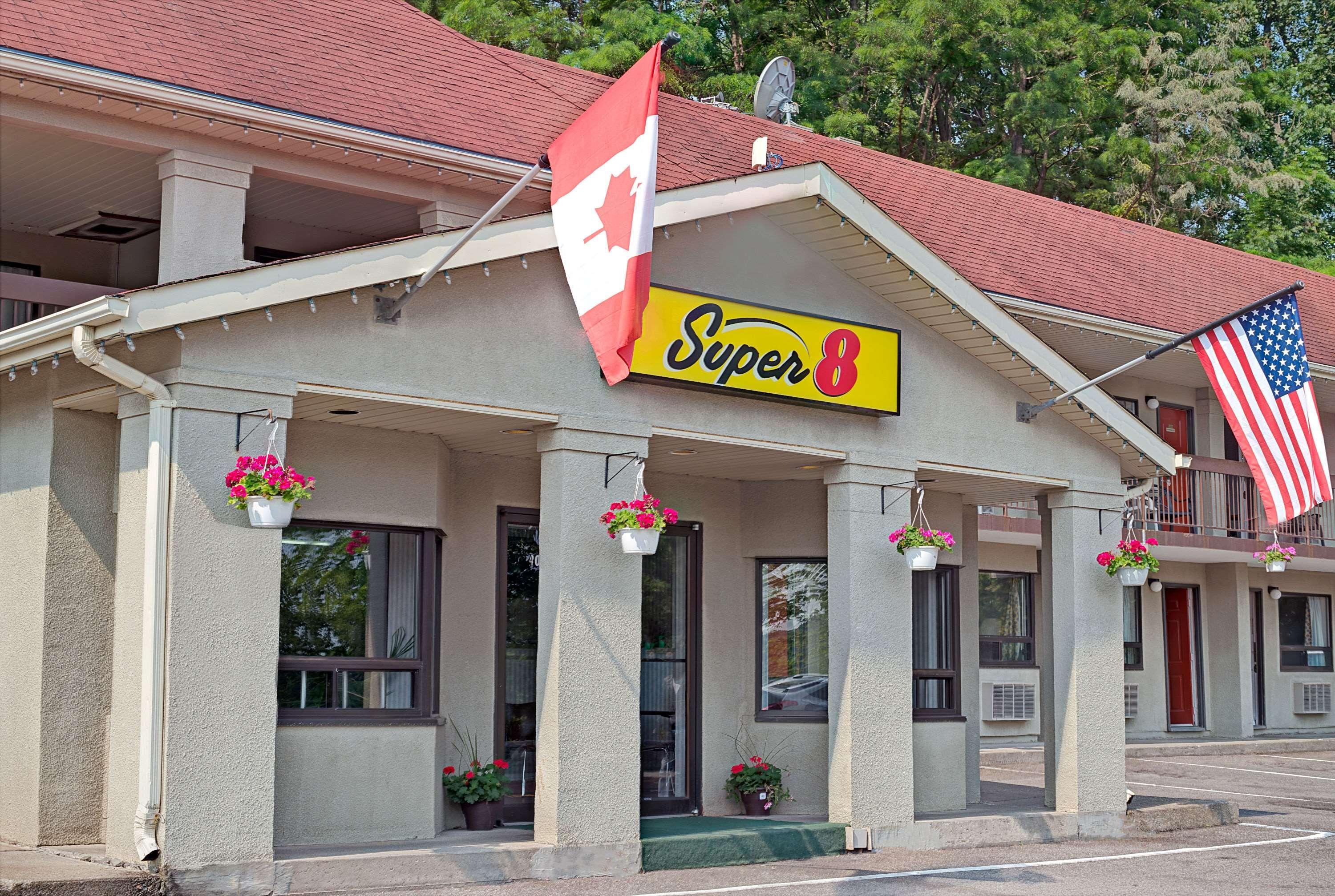 Super 8 By Wyndham Niagara Falls North Exterior photo