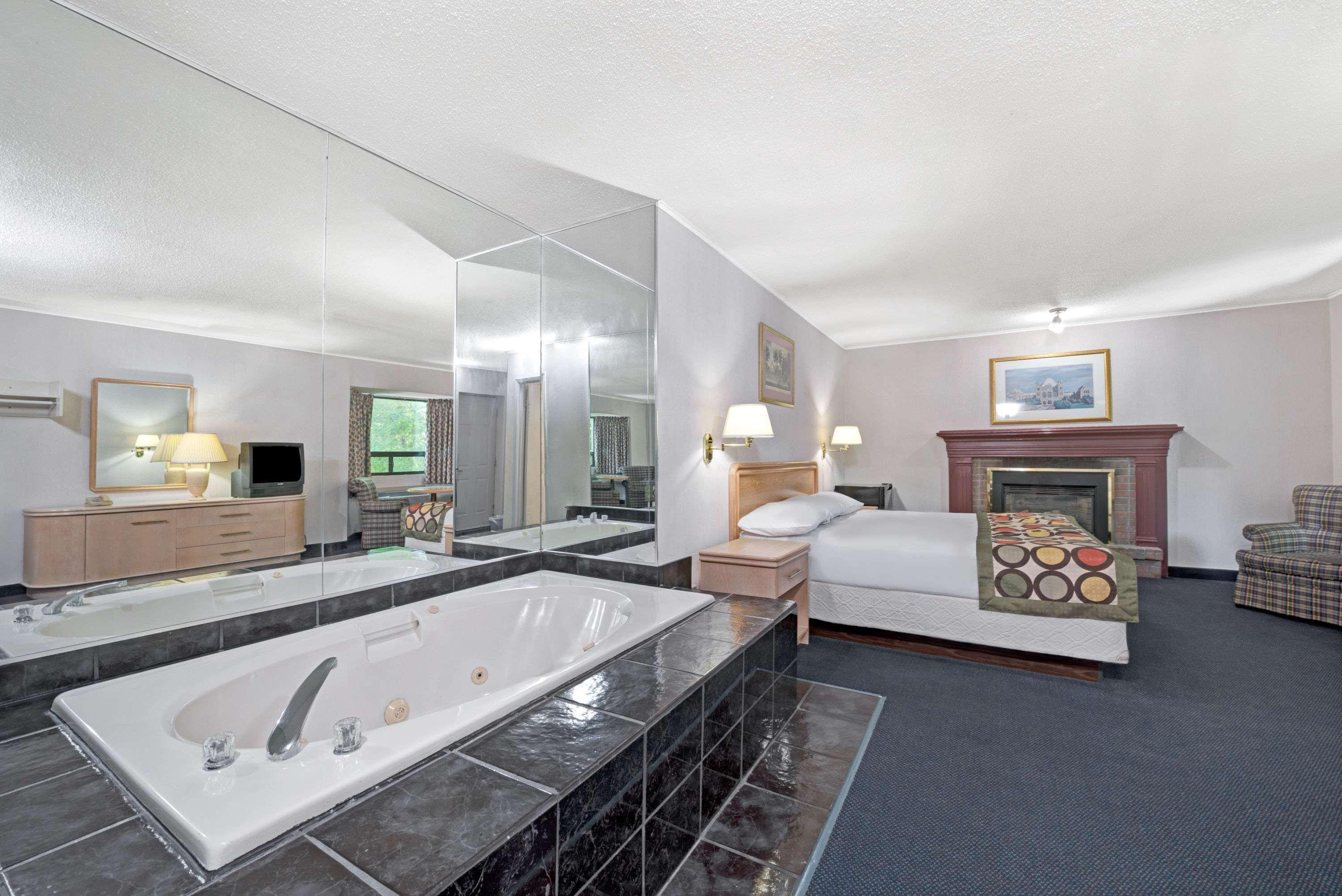 Super 8 By Wyndham Niagara Falls North Exterior photo